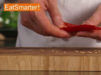 Wie Sie eine Chilischote am besten putzen und in Streifen schneiden