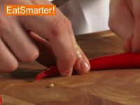 Wie Sie eine Chilischote am besten waschen, putzen und hacken