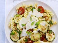Italienischer Nudelsalat mit Zucchini, Tomaten und Parmesan Rezept