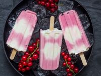 Johannisbeer-Skyr-Eis am Stiel