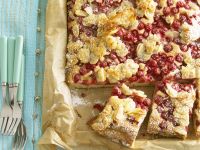 Johannisbeerkuchen mit Karamellmandeln Rezept