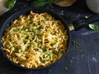 Spätzlepfanne mit Käse und Zwiebeln