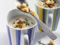Käsesuppe mit Meerrettich und Brotwürfeln Rezept