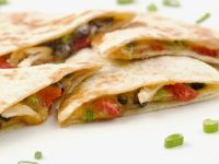 Käsetortillas mit Hähnchen und schwarzen Bohnen Rezept
