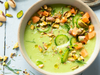 Kalte Avocado-Gurken-Suppe mit Pistazien Rezept