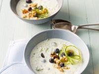 Kalte Gurken-Joghurt-Suppe mit Blaubeeren Rezept