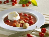 Kalte Sauerkirschsuppe mit Amarettini Rezept