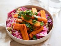 Karamellisierte Möhren mit Harissa, Ringelbete und Datteln Rezept