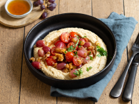 Karamellisierte Trauben und Tomaten auf Hummus Rezept