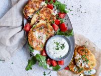 Kartoffel-Erbsen-Bratlinge mit Kräuter-Joghurt-Dip Rezept