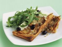 Kartoffel-Rosmarin-Schnitten mit Büffelmozzarella und Oliven Kartoffel-Rosmarin-Schnitten mit Büffelmozzarella und Oliven
