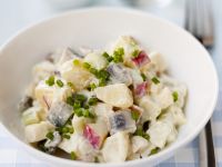 Kartoffelsalat mit Hering und Apfel Rezept