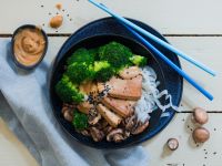 Keto-Bowl mit Konjaknudeln und Erdnusssauce Rezept