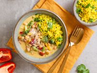 Kichererbsen-Gemüse-Kokos-Curry mit Koriander-Kurkumareis und Kokosflocken Rezept