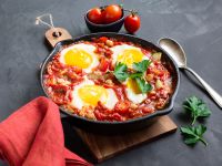 Kichererbsen-Shakshuka mit Zucchini und Tomaten Rezept