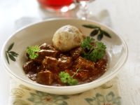 Klassisches Gulasch mit Semmelknödeln Rezept