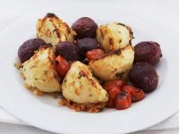 Kleine gebackene Rote Bete Knollen mit Parmesan-Kartoffeln Kleine gebackene Rote Bete Knollen mit Parmesan-Kartoffeln