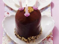 Kleiner Walnuss-Schoko-Kuchen zum Geburtstag Kleiner Walnuss-Schoko-Kuchen zum Geburtstag