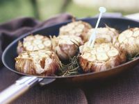 Knoblauch mit Rotwein aus dem Ofen Knoblauch mit Rotwein aus dem Ofen