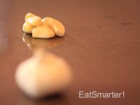 So einfach lässt sich Knoblauch schälen