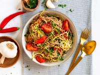Knoblauch-Spaghetti mit Zucchini und Tomaten Rezept