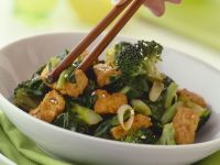 Knuspriger Tofu mit Brokkoligemüse Rezept