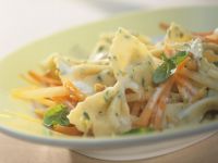 Kräuter-Pasta mit Möhren, Kohlrabi und Gorgonzola-Soße Rezept
