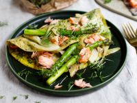 Kräuter-Omelette mit grünem Spargel und Stremellachs