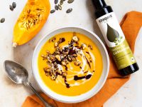 Kürbis-Sanddorn-Suppe mit Kürbiskernöl und kernigem Topping
