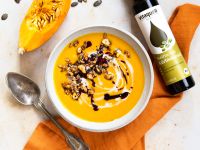 Kürbis-Sanddorn-Suppe mit Kürbiskernöl und kernigem Topping Rezept