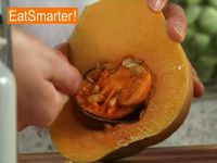 Wie Sie Butternutkürbis richtig putzen, schälen und schneiden