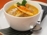 Kürbis-Süßkartoffel-Suppe mit Brot Rezept