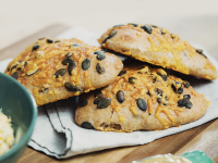 Kürbiskern-Dinkelbrötchen mit Orangen-Rosmarin-Butter Rezept