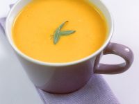 Kürbissuppe mit Sahne und Salbei Rezept