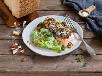Lachs mit Kräuter-Grana Padano-Kruste auf Erbsen-Kartoffelpüree