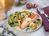 Lachs mit Kräuter-Grana-Padano-Sauce und Frühlings-Pastasalat Rezept