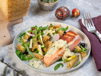 Lachs mit Kräuter-Grana-Padano-Sauce und Frühlings-Pastasalat