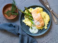 Lachsfilet mit Dill-Buttermilch-Sauce, grünem Spargel und Kartoffel-Senf-Püree Rezept