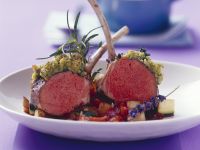 Lammkoteletts mit Kräuterhaube und Ratatouille-Gemüse Lammkoteletts mit Kräuterhaube und Ratatouille-Gemüse
