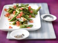 Lauwarmer Spargel-Tomaten-Salat Rezept