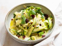 Lauwarmer Zucchinisalat mit Cranberrys Rezept