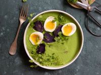 Lila Kartoffeln mit Frankfurter Sauce und Eiern Rezept