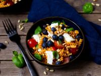 Linsennudel-Salat mit Mozzarella und Heidelbeeren