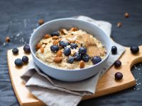 Mandel-Porridge mit Heidelbeeren