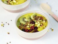 Mango-Smoothie-Bowl mit Kiwi