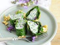 Mangoldrouladen mit Füllung aus Ziegenfrischkäse und Salbeiblüten Rezept