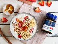 Manuka-Hafer-Bowl mit Rhabarber und Erdbeeren Rezept