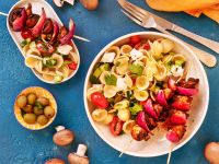 Marinierte Champignon-Spieße mit buntem Pasta-Salat