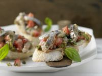 Matjessalat auf Crostini Rezept