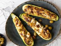 Mediterrane Zucchini-Boote Rezept